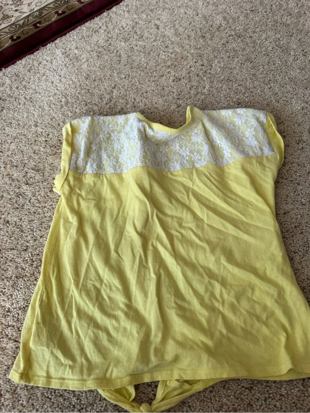 Girls yellow shirt 💛
